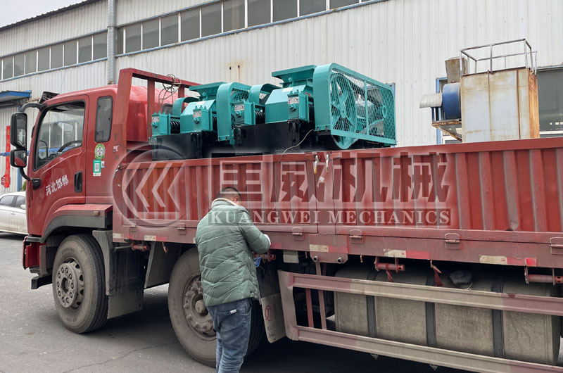 兩臺小型號雙齒輥破碎機發(fā)往遼寧5