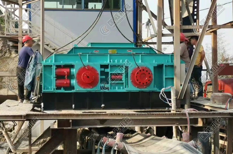 對(duì)輥制砂機(jī)安裝現(xiàn)場(chǎng) 對(duì)輥制砂機(jī)安裝現(xiàn)場(chǎng)