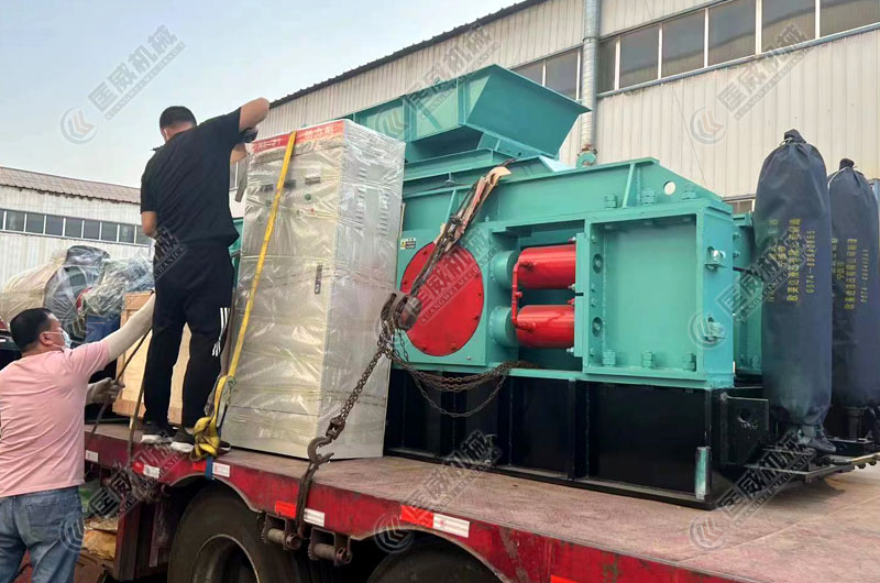 1208全自動(dòng)液壓對(duì)輥制砂機(jī)發(fā)往內(nèi)蒙古興安盟5 1208全自動(dòng)液壓對(duì)輥制砂機(jī)發(fā)往內(nèi)蒙古興安盟5