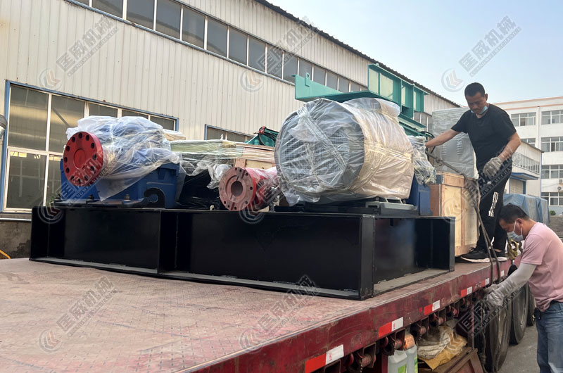 1208全自動(dòng)液壓對(duì)輥制砂機(jī)發(fā)往內(nèi)蒙古興安盟4 1208全自動(dòng)液壓對(duì)輥制砂機(jī)發(fā)往內(nèi)蒙古興安盟4
