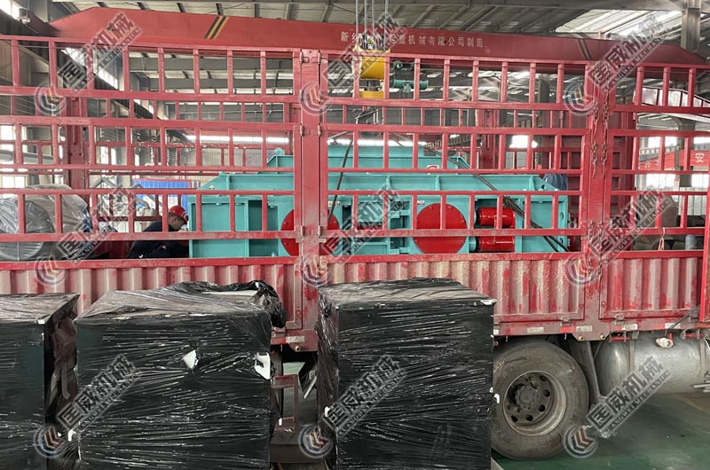 1208全自動(dòng)液壓對(duì)輥制砂機(jī)發(fā)往河北廊坊5 1208全自動(dòng)液壓對(duì)輥制砂機(jī)發(fā)往河北廊坊5